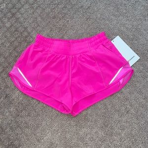 NWT Lululemon Hotty hot Pow pink, size 6 2.5in